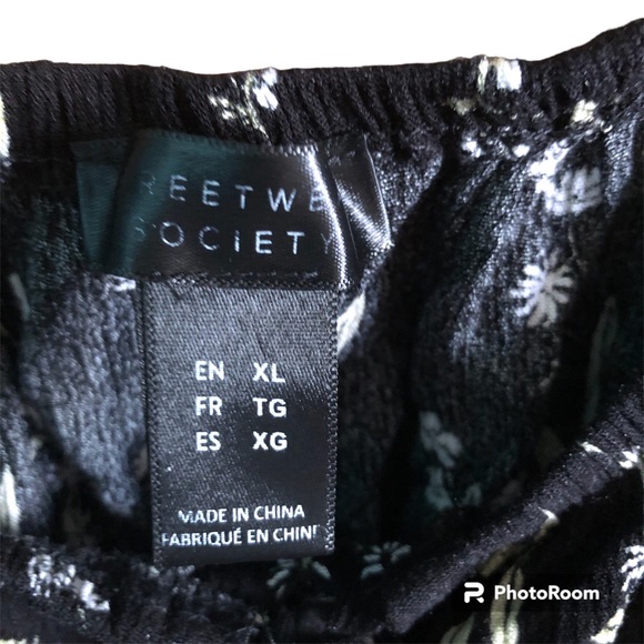 Floral Xl crop top, black with blue flowers - Picture 3 of 3